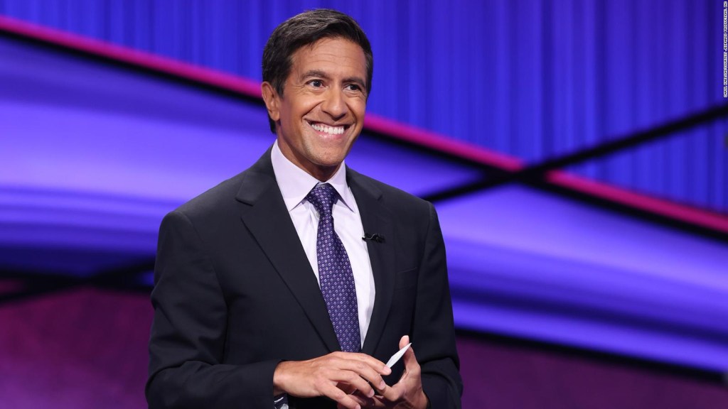 Mira cómo presenta Sanjay Gupta el programa "Jeopardy!"