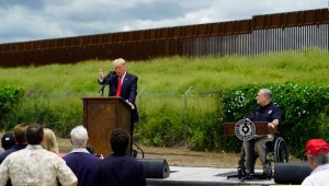 Trump visita Texas, donde prevén construir más muro