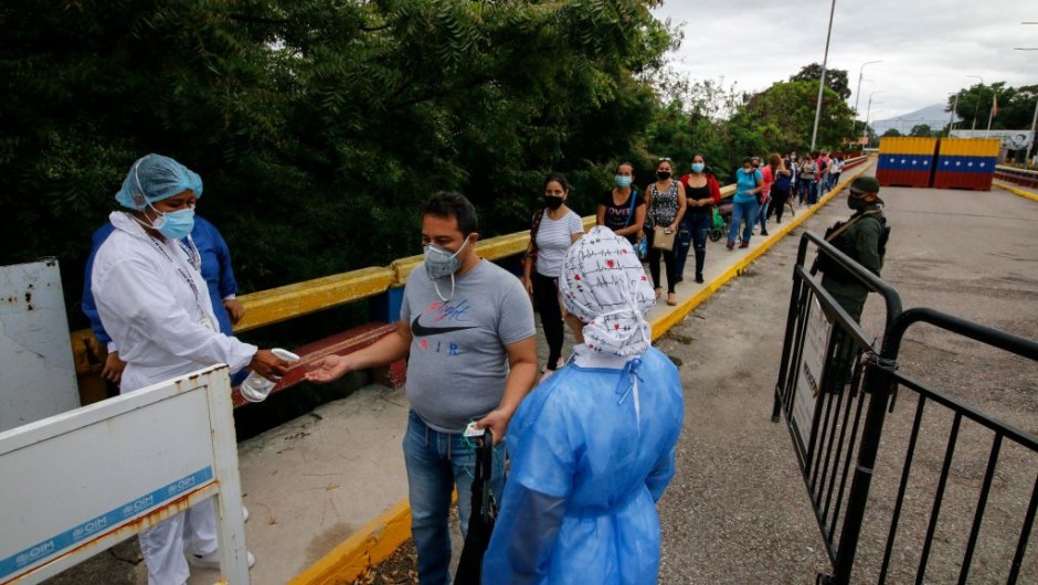 Schedules entry exit border Colombia Venezuela