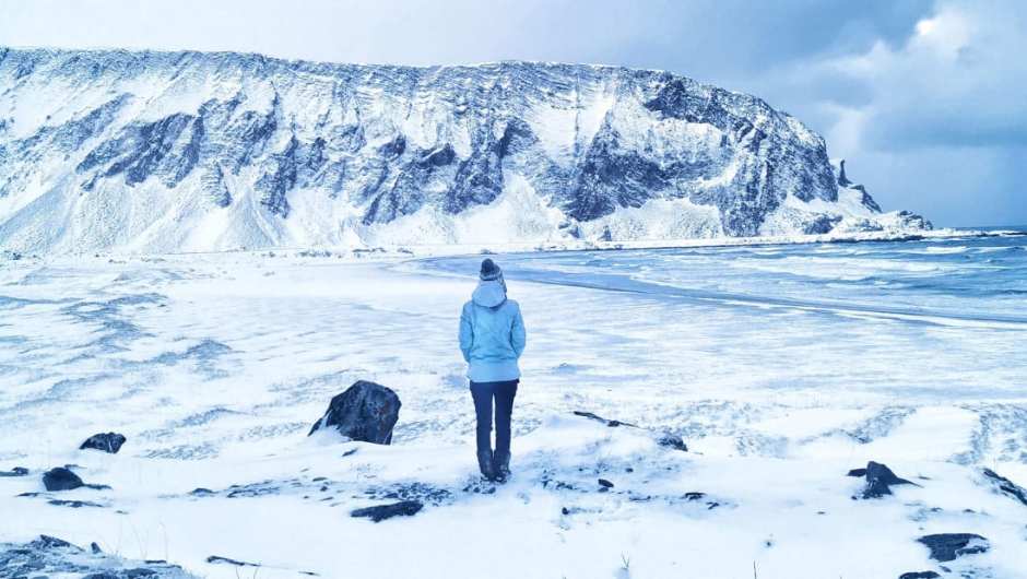 La mujer que pasó la cuarentena sola en el Ártico Locked-down-Valentina-Miozzo-moved-to-Kongsfjord-in-October-2020