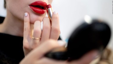El maquillaje puede contener sustancias químicas potencialmente tóxicas  llamadas PFAS, revela un estudio