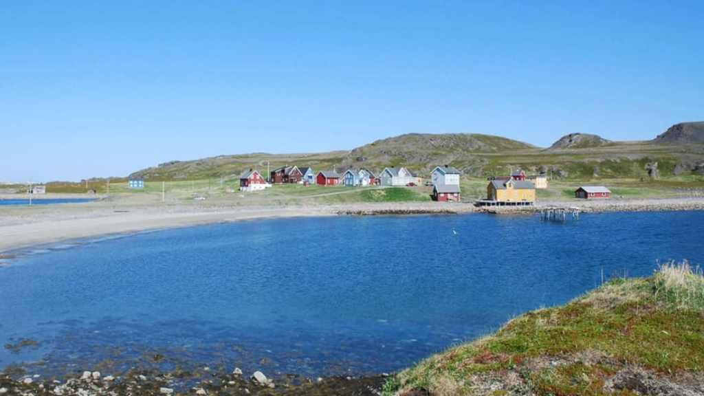 La mujer que pasó la cuarentena sola en el Ártico Summer-style-Kongsfjord-in-summer-looks-very-different-than-in-winter.-