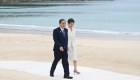 Yoshihide Suga y su esposa Mariko, al llegar a la Cumbre del G7.