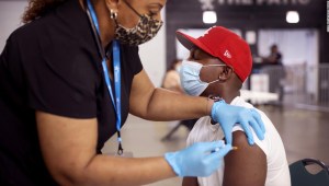 Estados Unidos debe vacunar a la mayor parte del país contra el covid-19 antes del invierno para evitar más variantes, dice un experto