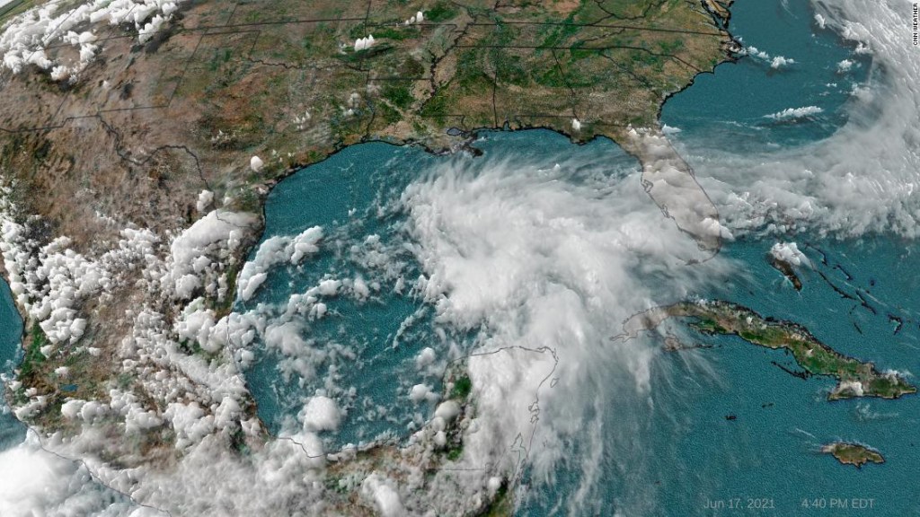 La costa del Golfo se prepara para posibles inundaciones, vientos fuertes y tornados, ya que millones están bajo advertencia de tormenta tropical