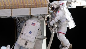 Astronautas panel solar Estación Espacial caminata