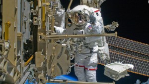 Observa cómo los astronautas dan un impulso de energía a la Estación Espacial Internacional