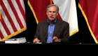 Gobernador de Texas busca detener a indocumentados