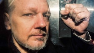 Le retiran nacionalidad ecuatoriana a Julian Assange