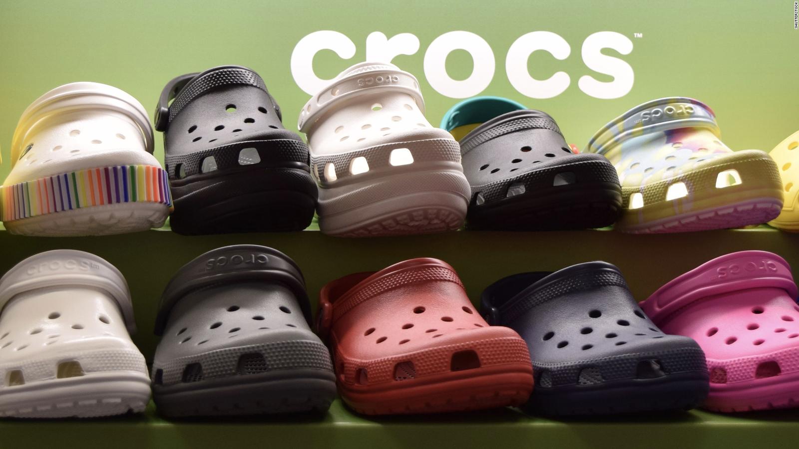 Crocs demanda a Walmart y otros por supuestamente copiar su zapato