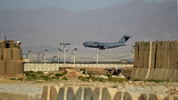 EE.UU. entrega base militar en Afganistán