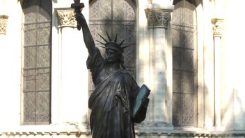 Francia obsequia segunda Estatua de la Libertad a EE.UU.