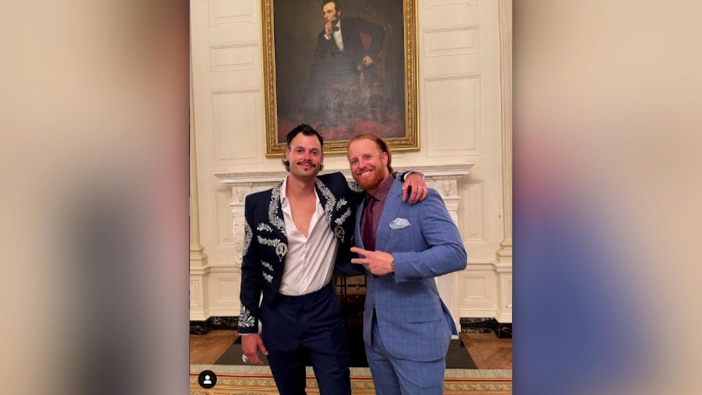 Joe Kelly fue a la Casa Blanca con chaqueta de mariachi