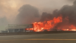 Incendio forestal destruye pueblo en Canadá