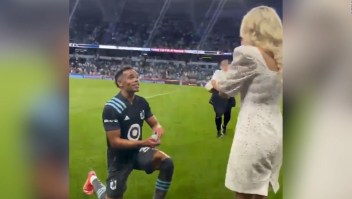 Futbolista propone matrimonio en medio del estadio
