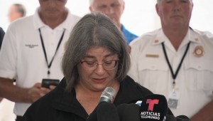 Alcaldesa de Miami llora al pedir apoyo a las víctimas del colapso