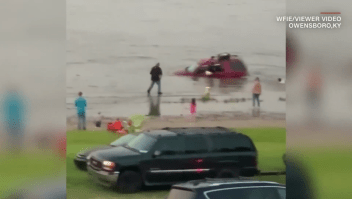 Padre salva a sus hijas de ahogarse en una camioneta