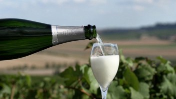 Francia y Rusia emprenden "espumosa guerra" por champán