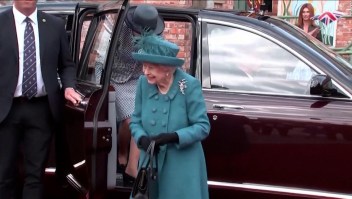La reina Isabel II salió del palacio para ir a un pub