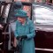 La reina Isabel II salió del palacio para ir a un pub