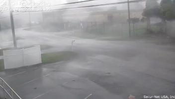 Las imágenes del tornado mortal que azotó Jacksonville