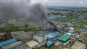 Incendio en Bangladesh deja más de 50 personas muertas