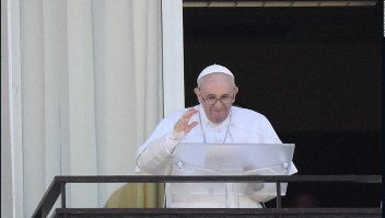 Papa Francisco aparece ante feligreses tras cirugía