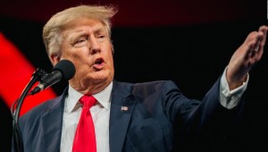 Trump llama falsos a los sondeos que no lo favorecen