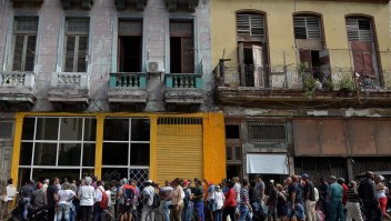 Vida en Cuba, con filas de hasta una semana para compras
