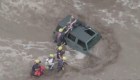 Rescatan a una familia de un auto en las inundaciones