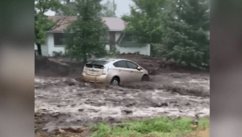 El momento en que una inundación arrastra un auto