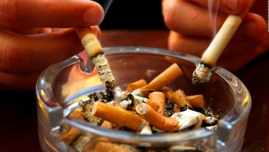 La eterna guerra al tabaco en la comunidad de vecinos, ¿dónde está prohibido  fumar? - FYNKUS