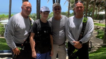 Se reúnen rescatistas con joven que salvaron en Miami