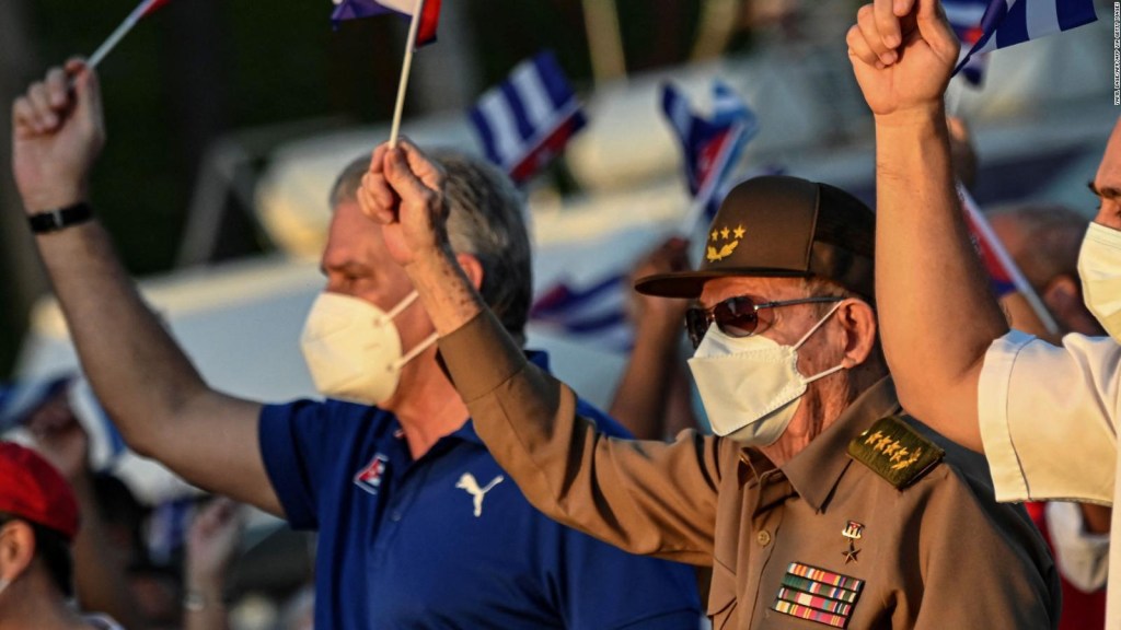 Castro y Díaz-Canel lideran manifestación en Cuba
