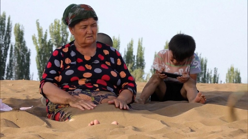Así es la terapia de arena para mejorar la salud en China