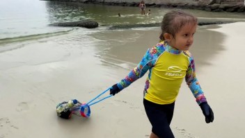 Con solo cuatro años, limpia el mar en Brasil