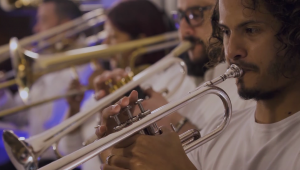 Conoce a Latin Vox Machine, una orquesta de inmigrantes