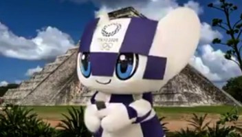 La mascota olímpica Miraitowa visita Chichén Itzá