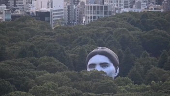 Una cabeza flotante se asoma en un parque de Tokio