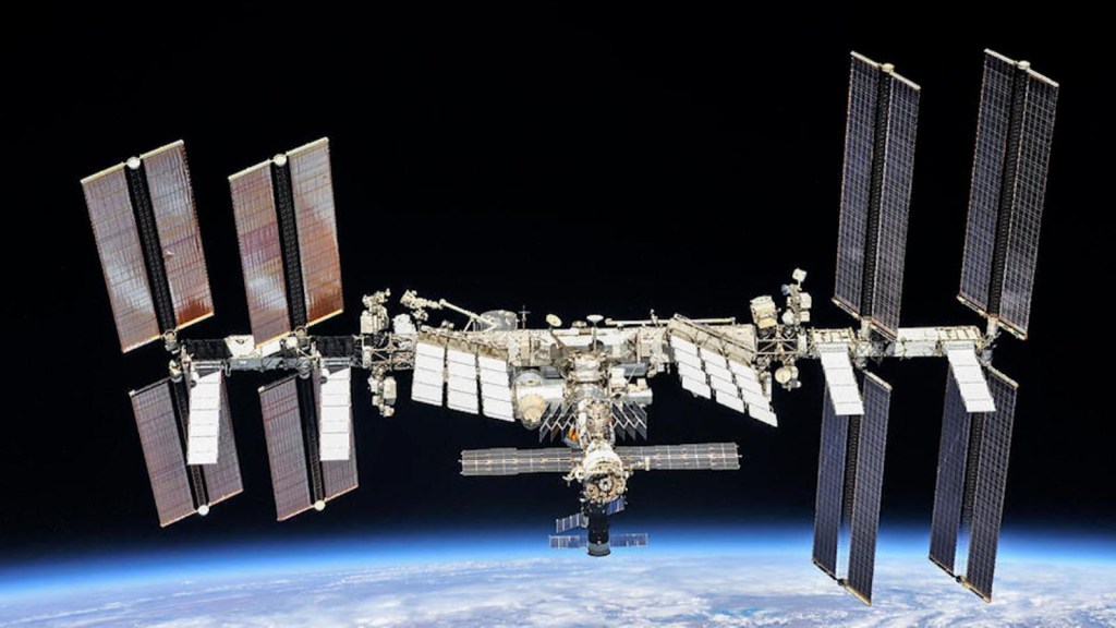 La ISS se mueve de su posición después de un error del módulo ruso