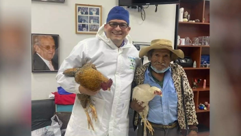 Hombre llega con dos gallinas para pagar una cirugía