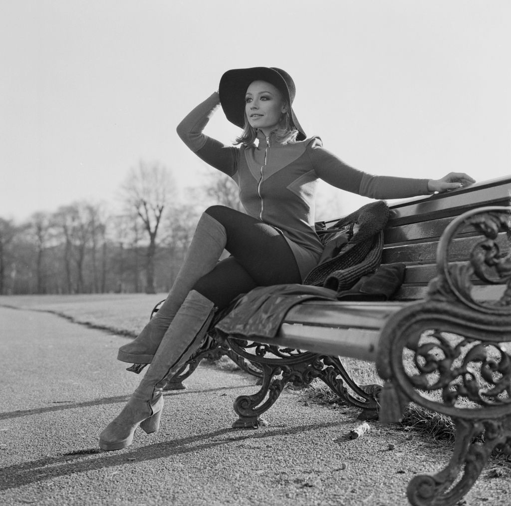Italian singer and actress Raffaella Carra posed on a park seat in London on 17th January 1972. (Photo by Reg Burkett / Daily Express / Hulton Archive / Getty Images)
