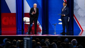 Verificación de hechos: Biden hace afirmaciones falsas sobre covid-19, precios de automóviles y otros temas en el foro de CNN