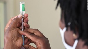 Mi tío murió de covid-19 antes de que pudiera recibir una vacuna en Kenia, y yo conseguí la mía en una farmacia de EE.UU. Así es como se ve la desigualdad de vacunas