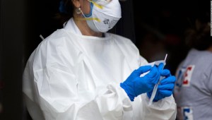 Estados Unidos podría ver 200.000 casos de covid-19 al día en las próximas seis semanas, dice el exdirector de los CDC