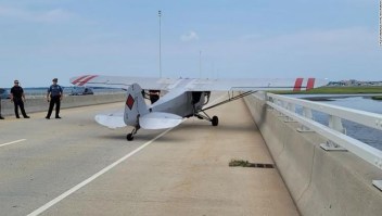 Un piloto adolescente realiza un aterrizaje de emergencia en un puente de Nueva Jersey