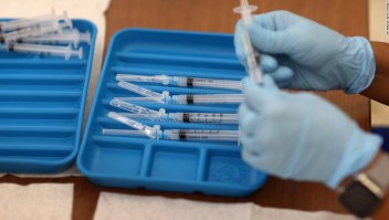 ANÁLISIS | Los mandatos de vacunas son políticamente riesgosos, pero pueden funcionar