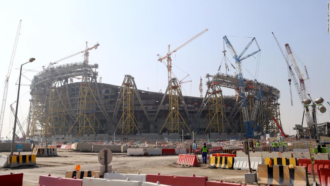 Cuántas personas murieron para construir los estadios del Mundial de Qatar?