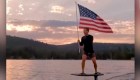 Zuckerberg publica un video ondeando la bandera de EE.UU. una tabla de surf eléctrica