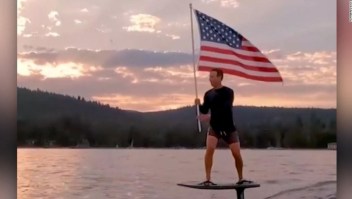 Zuckerberg publica un video ondeando la bandera de EE.UU. una tabla de surf eléctrica